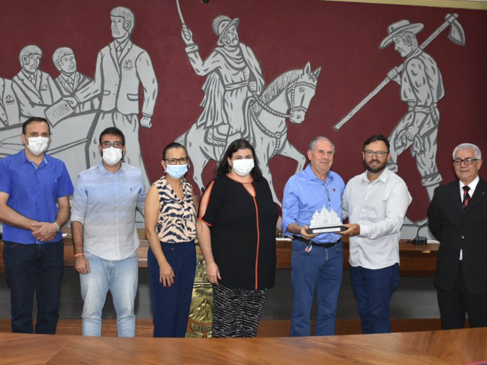 Cavaletti recebe Troféu Castelinho por apoio ao projeto "Um Abraço ao Santa"